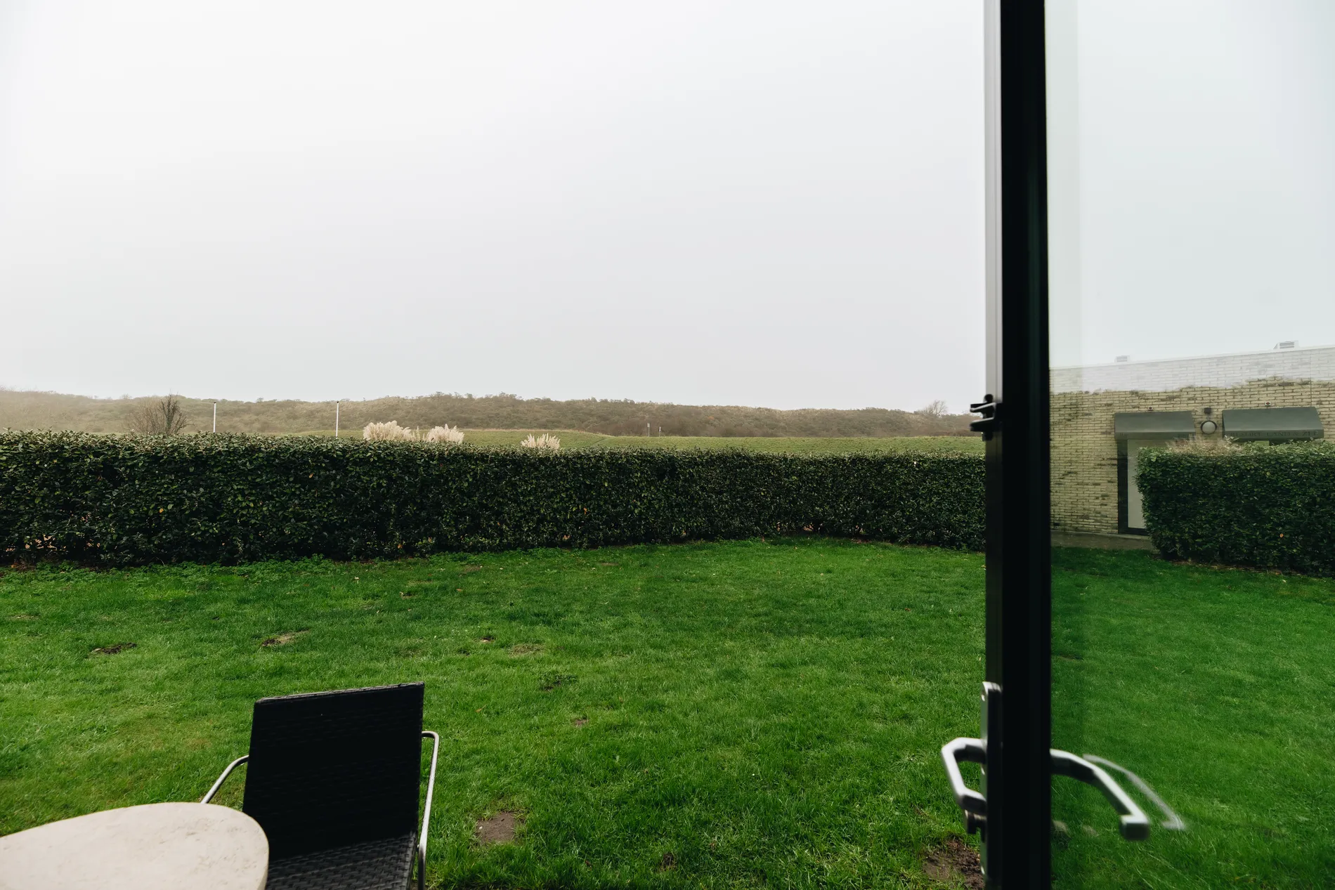 Privéterras van de duinkamer met uitzicht op het resort